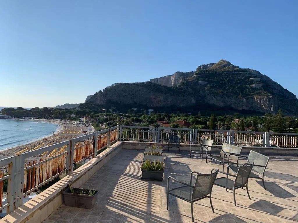 Guest house Camera Con Bagno Condiviso Di Fronte Spiaggia Hotel Mondello Italy